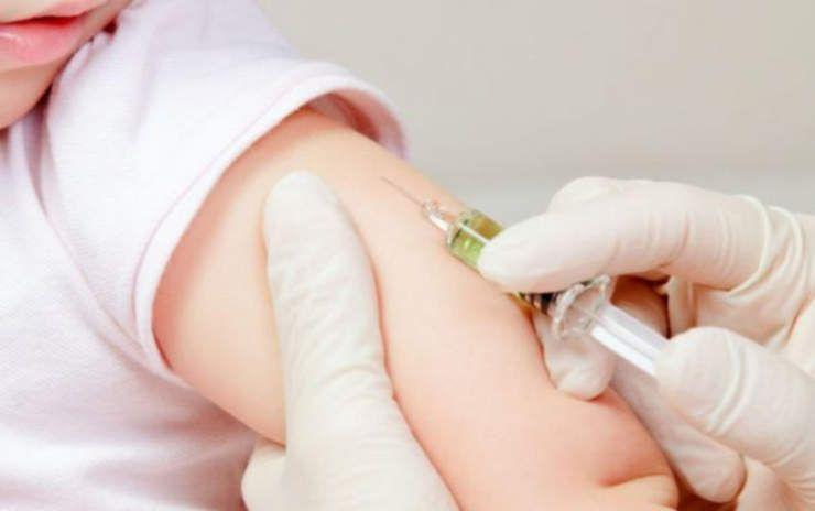 Queda menos de un mes para los niños reciban la dosis adicional de la vacuna triple viral