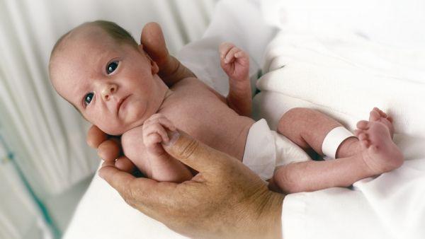 Destacan el rol fundamental de la madre en la recuperación de los bebés nacidos prematuramente