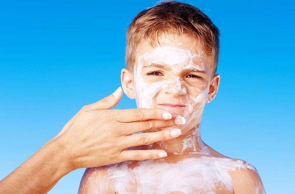 ¿Primero aplicamos el protector solar o el repelente?