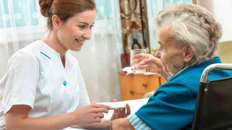 El servicio gratuito que ofrece AMIA para quienes buscan cuidadores de adultos mayores