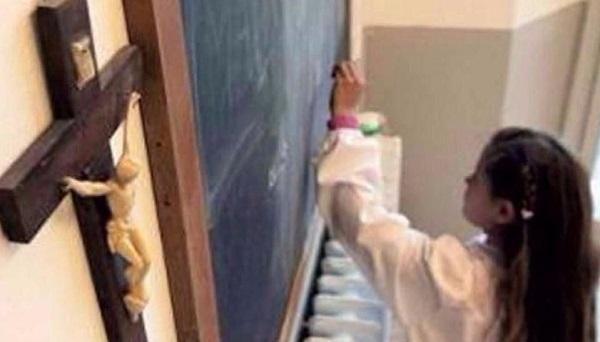 Ministro de Educación de Italia defiende la instalación de crucifijos en los colegios