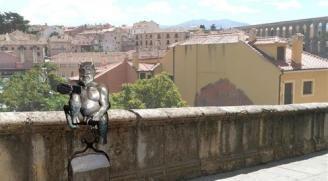 Instalan estatua del demonio en Segovia, España