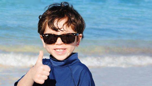 Los niños también deben usar anteojos de sol