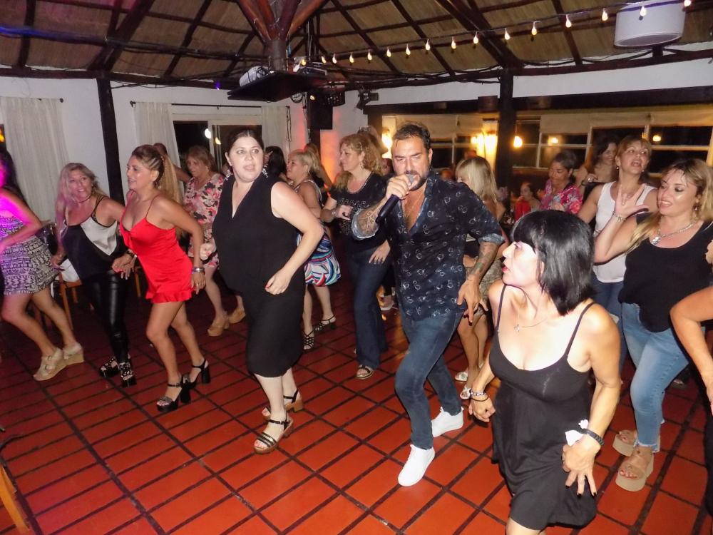 SHOW GUSTAVO SANTILLAN EN ¨MOMBAY¨