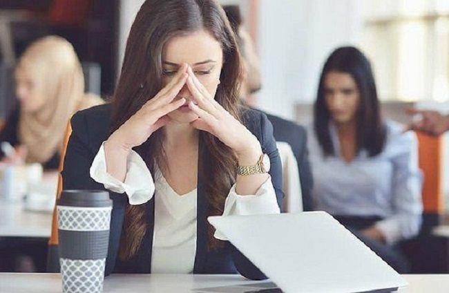 Las jornadas laborales largas aumentan más el riesgo de depresión en mujeres