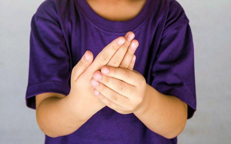 Artritis reumatoide juvenil: qué es, síntomas, diagnóstico y tratamiento