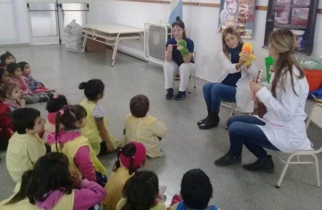 Un equipo del hospital Bollini visita jardines para fomentar la higiene bucal