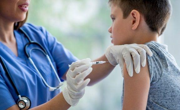 Qué vacunas deben aplicarse en niños y adolescentes