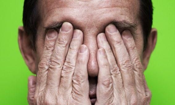 Los ojos secos y el exceso de lágrimas son comunes en personas mayores