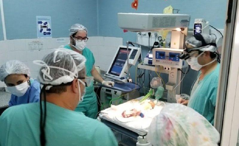 Realizan una intervención cardíaca a un bebé prematuro de 20 días en el hospital Eurnekian