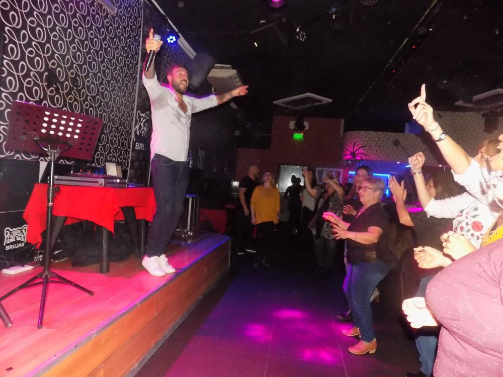 SHOW GUSTAVO SANTILLAN EN ¨BRUJAS¨