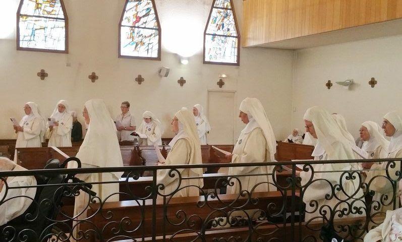 “Rezan demasiado”. El Vaticano cierra otra orden