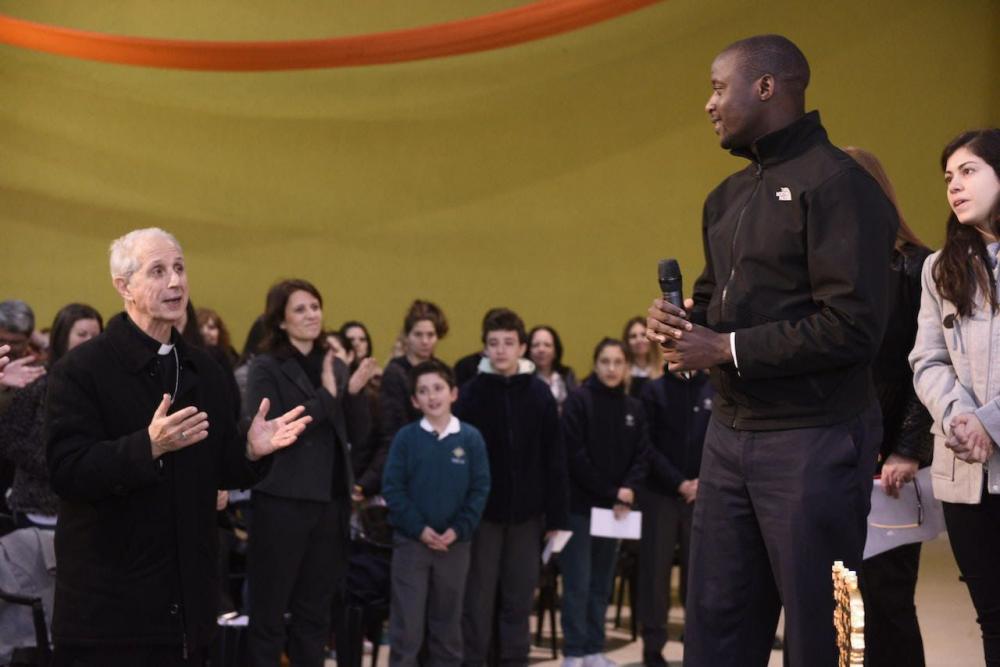 El card. Poli junto al ¨maestro del año¨