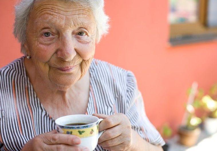 Asocian el consumo de café con un menor riesgo de caídas en mayores