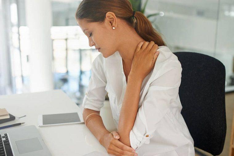 Las mujeres son las más afectadas con el dolor de cuello por el uso del celular