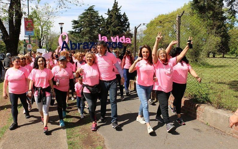 Una multitud caminó en San Isidro para concientizar sobre el cáncer de mama