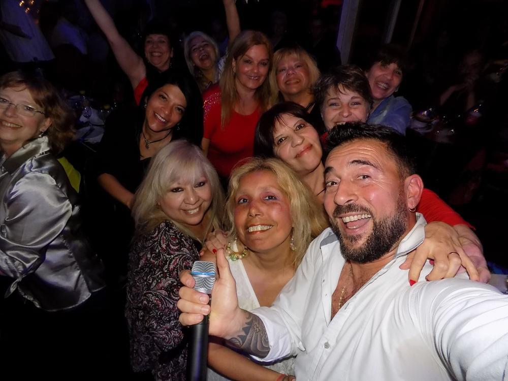 CENA SHOW EN ¨CAO BAR¨