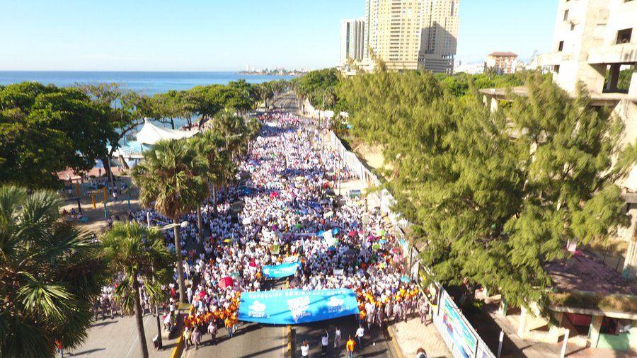Miles marchan por la familia en República Dominicana