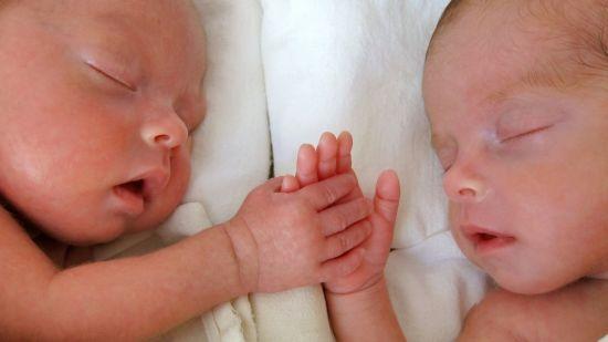 El bebé prematuro salvado por el abrazo de su hermano gemelo