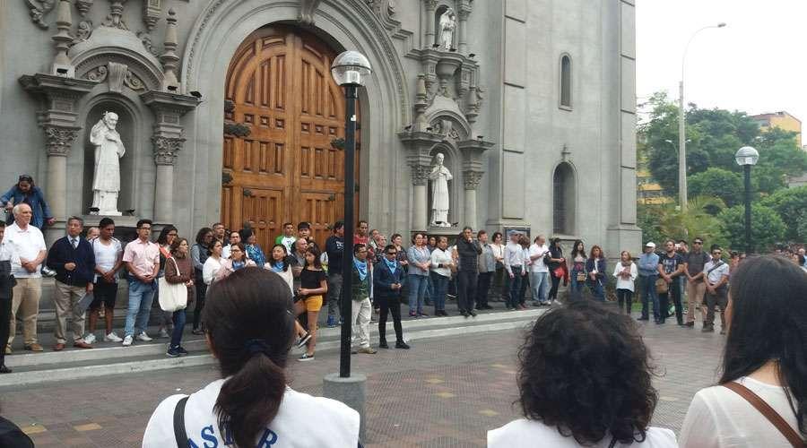 Lima (Perú): Muro humano defiende iglesia con oraciones ante manifestación feminista