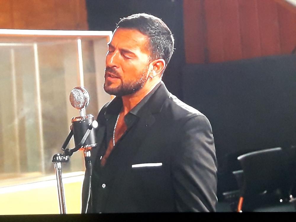 ¨CONTIGO EN LA DISTANCIA¨. BOLERO. GUSTAVO SANTILLAN