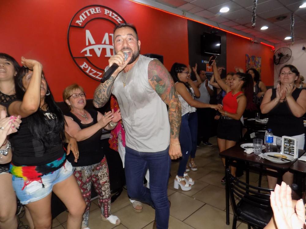 SHOW GUSTAVO SANTILLAN EN ¨MITRE PIZZA¨