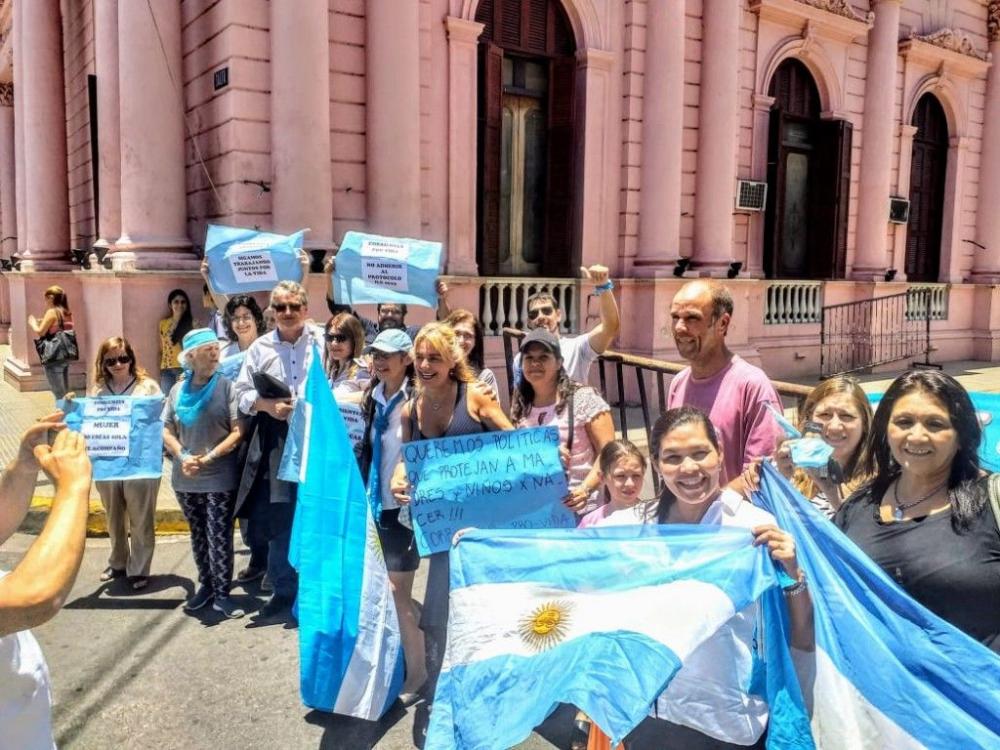 Abrazo simbólico en defensa de la vida a la Casa de Gobierno de Corrientes