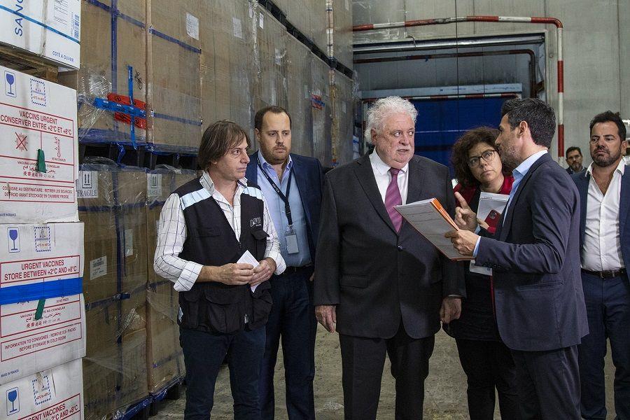 Ginés González García presenció el operativo por el que se liberarán más de 12 millones de dosis de vacunas