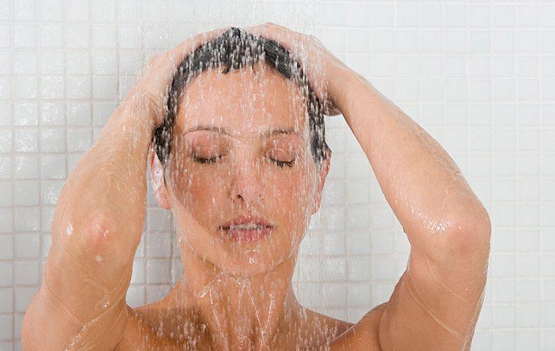 Bañarse por la mañana o a la noche: cuándo es mejor para la salud