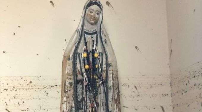 Imagen de la Virgen de Fátima se mantiene de pie en medio de la destrucción causada por un temporal