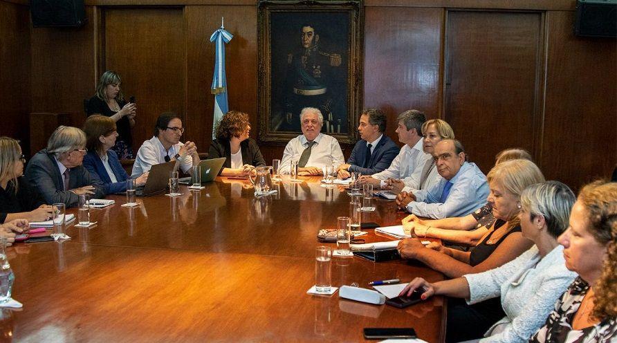 Reunión de Salud y expertos de sociedades científicas para actualizar información sobre el nuevo coronavirus