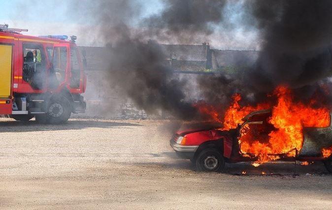 Alemania: las feministas queman el auto de una periodista pro-vida