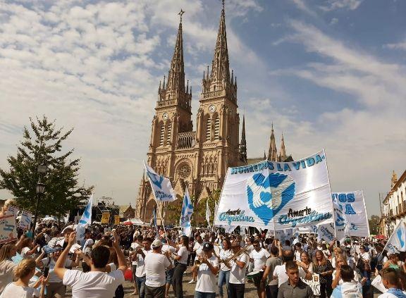 Fieles de todo el país reafirmaron en Luján su compromiso con la vida