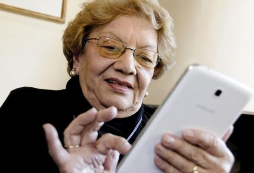 Whatsapp, redes, teléfono y cartas, herramientas para que los mayores sigan en contacto