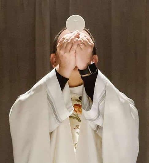 Arzobispo propone reabrir iglesias