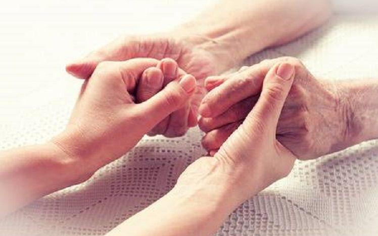 COVID-19: Intensifican la recomendación de extremar precauciones en mayores de 60 años