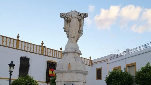 ¡Arrancan la cabeza, las manos y dejan totalmente mutilada la imagen del Sagrado Corazón de Jesús en un plaza de Andalucía!