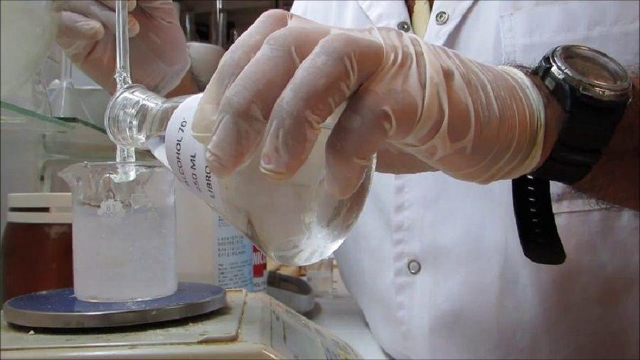 Conicet trabaja en un gel que desactive el COVID-19 en ropa, paredes y pupitres