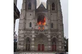 En la “oleada” demoledora de estatuas e iglesias, el incendio en la Catedral de Nantes