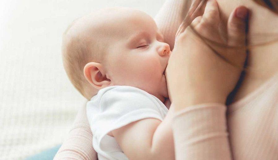 Especialistas recomiendan amamantar aunque la madre tenga COVID-19