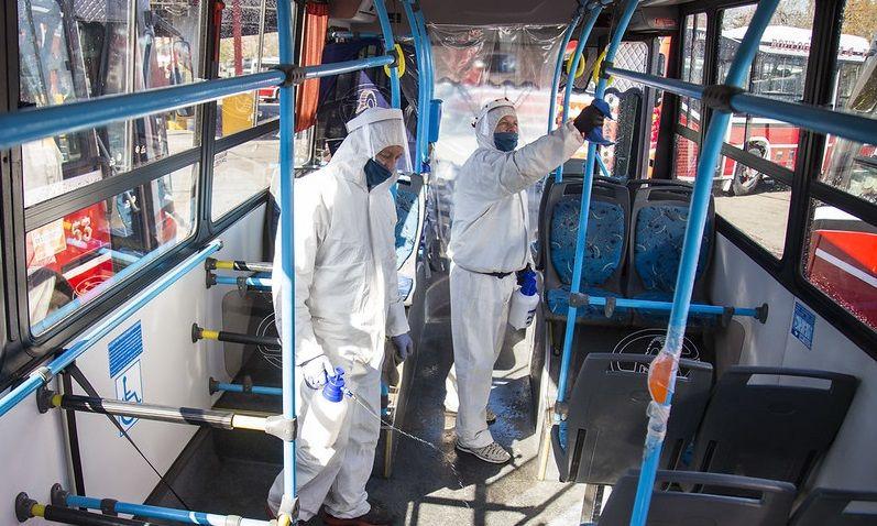 San Isidro: Cómo limpian los colectivos para prevenir la propagación de COVID-19