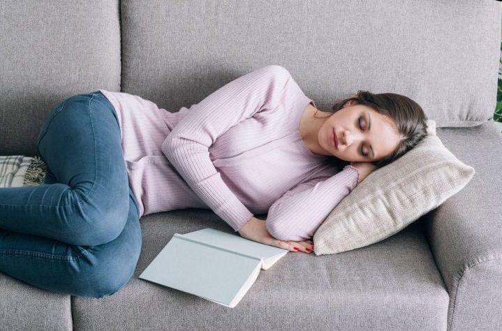 El riesgo de dormir más de una hora de siesta al día