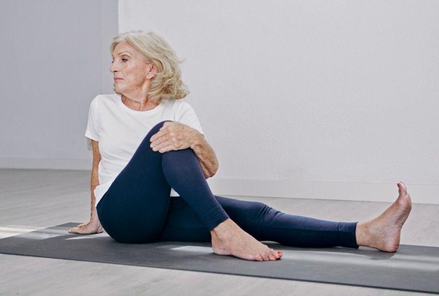 El yoga podría ayudar a evitar las caídas en los mayores de 65 años