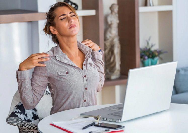 Home office: recomendaciones para aflojar la tensión en el cuello y la espalda