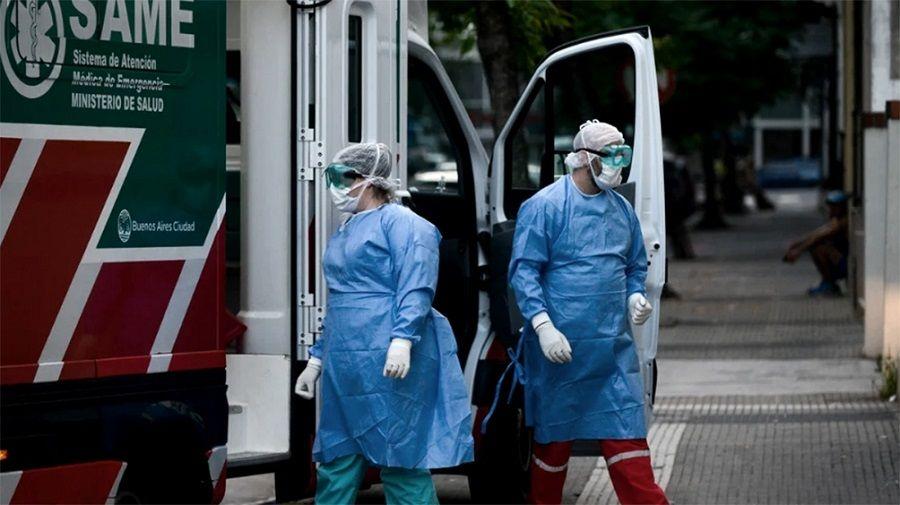 COVID-19: cae el promedio de casos y los infectados activos en la Argentina