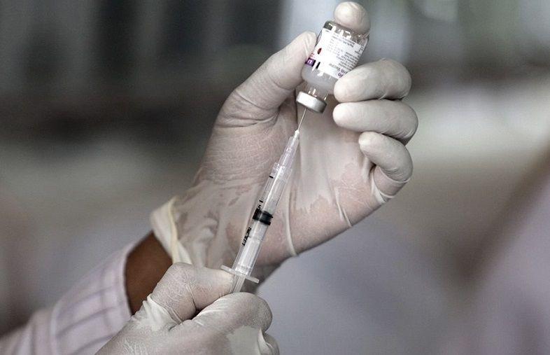 AstraZeneca y Oxford anunciaron que su vacuna tiene ¨una eficacia del 70%¨