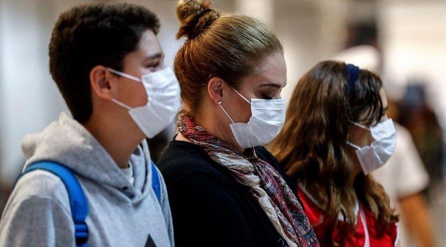 Una revisión de estudios recomienda la utilización masiva y constante de mascarillas