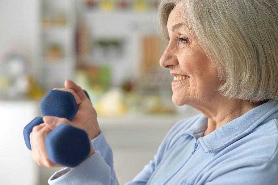 ¿Cómo mantener la salud física y cognitiva de los adultos mayores durante el verano?