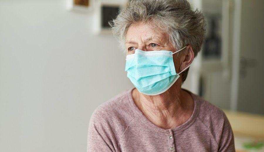 Nuevo estudio revela por qué los adultos mayores son más vulnerables a la COVID-19