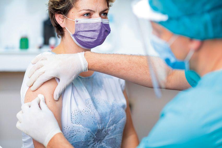 Científicos probarán administrar a las personas una combinación de 2 vacunas